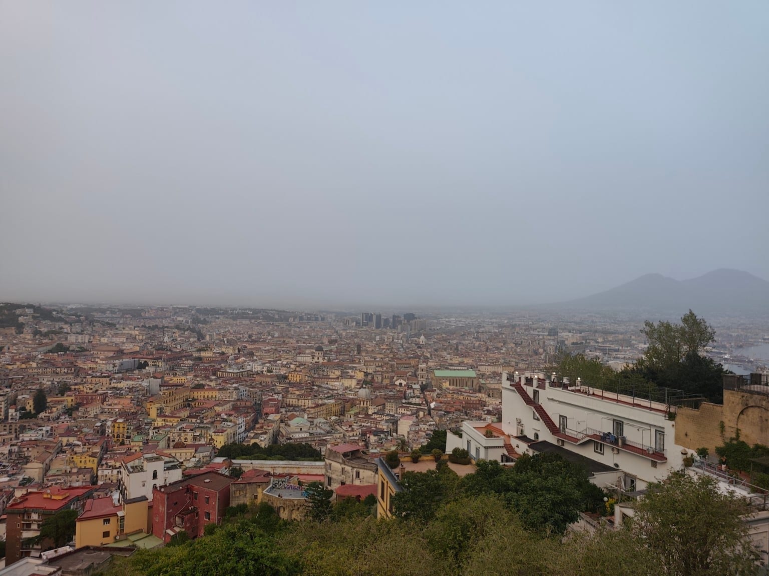 Vista de Nápoles y el Vesubio desde Castel Sant’Elmo. Fotografía aportada por el autor.